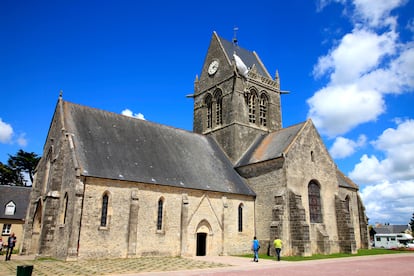La iglesia Sainte-Mère-Église con el paracaidista en memoria del Día D.