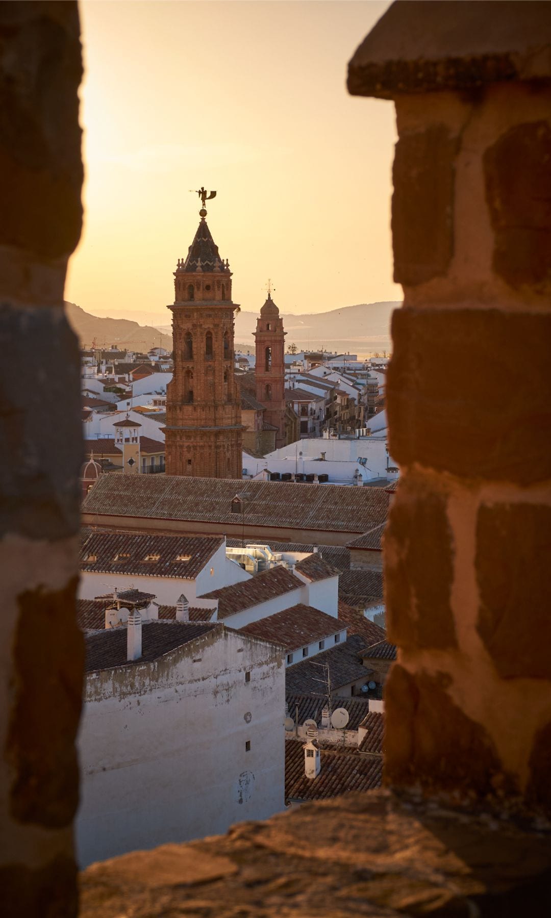 Las torres de las iglesias de Antequera se elevan hacia el horizonte