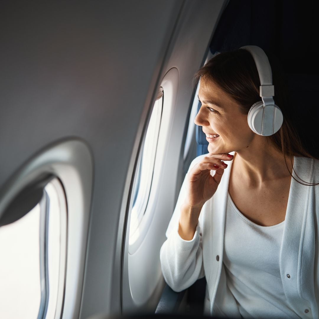 Pasajera en avión con auriculares