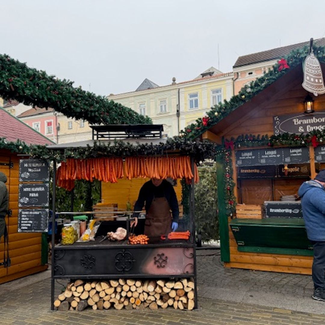 Puesto de salchichas y jamones a la parrilla