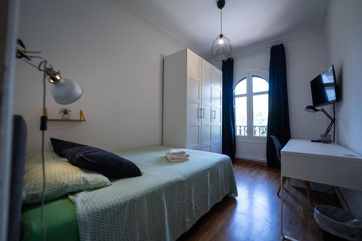 Una de las habitaciones del coliving del Passeig Sant Joan gestionado por Inèdit.