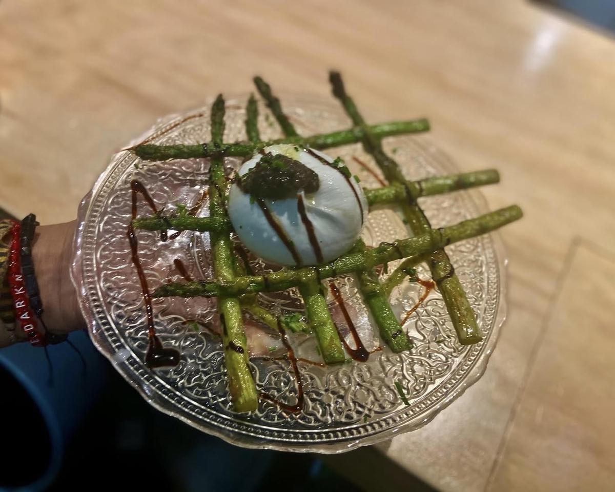 Burrata de leche de Valsequillo con espárragos trigueros.