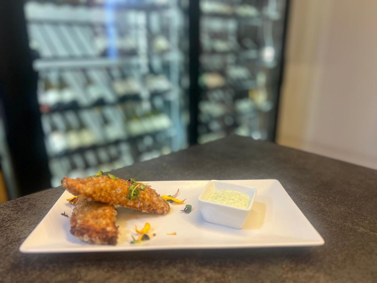 Empanadas de mariscos al estilo caribeño con una sutil salsa de lima y jengibre.