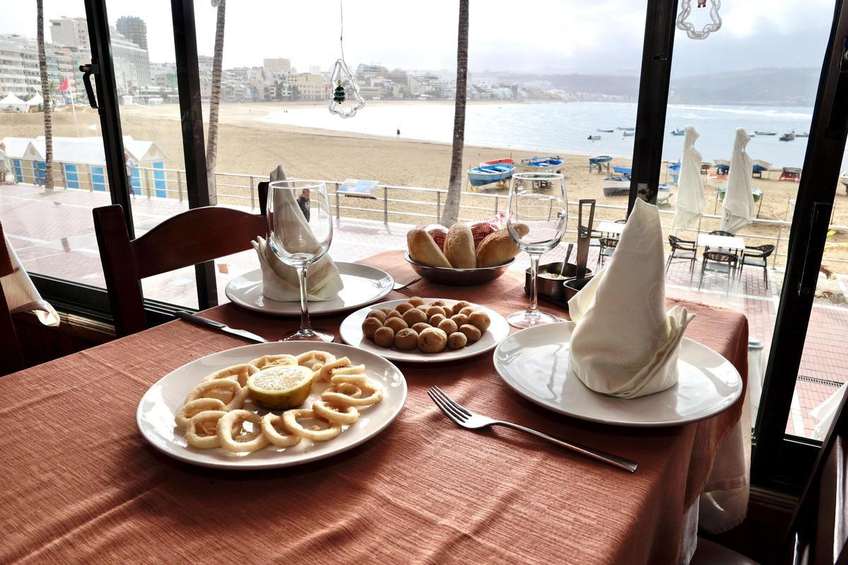 Patatas arrugadas y calamares al Sahara en una de las mesas de Casa Carmelo.