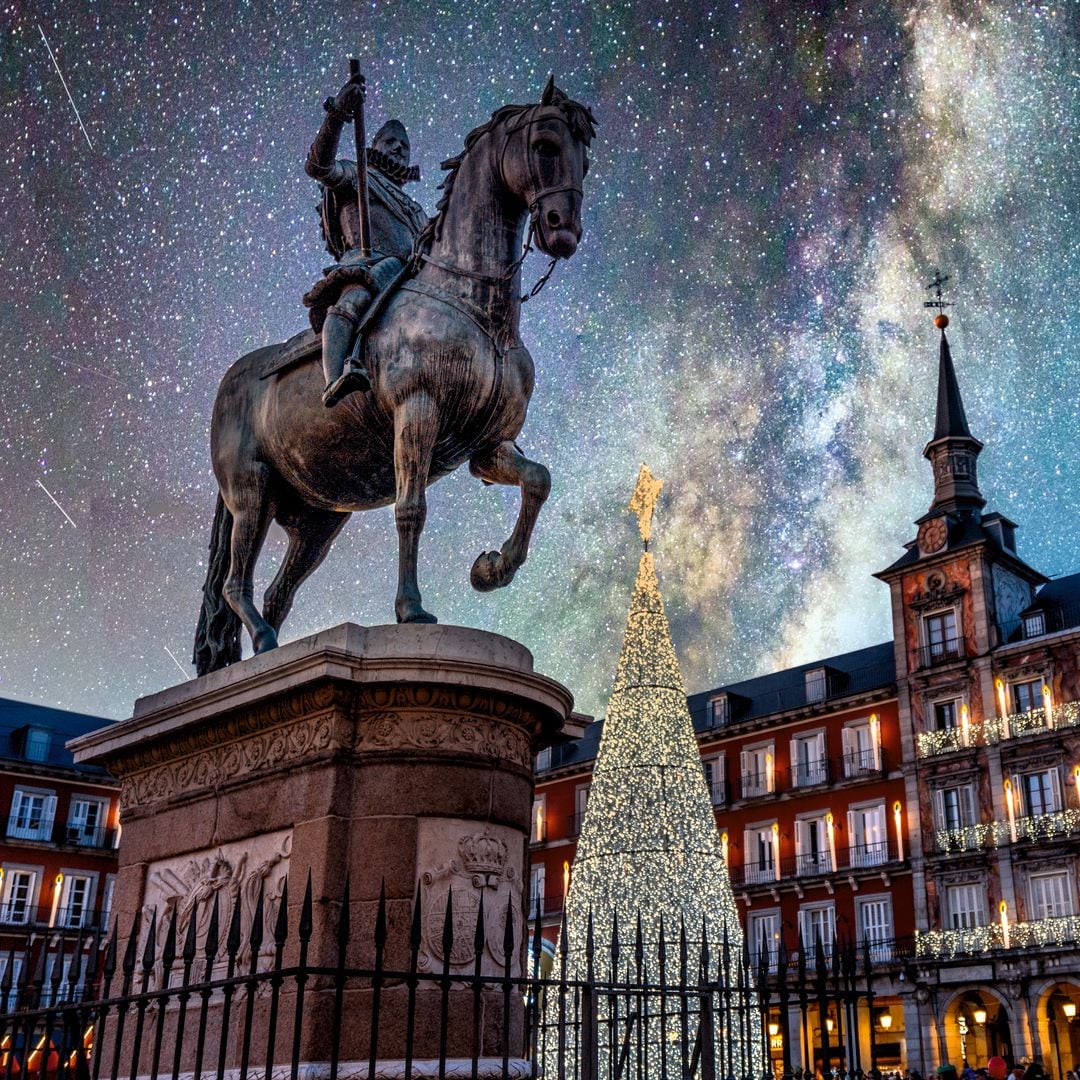 La Plaza Mayor de Madrid se ilumina de Navidad