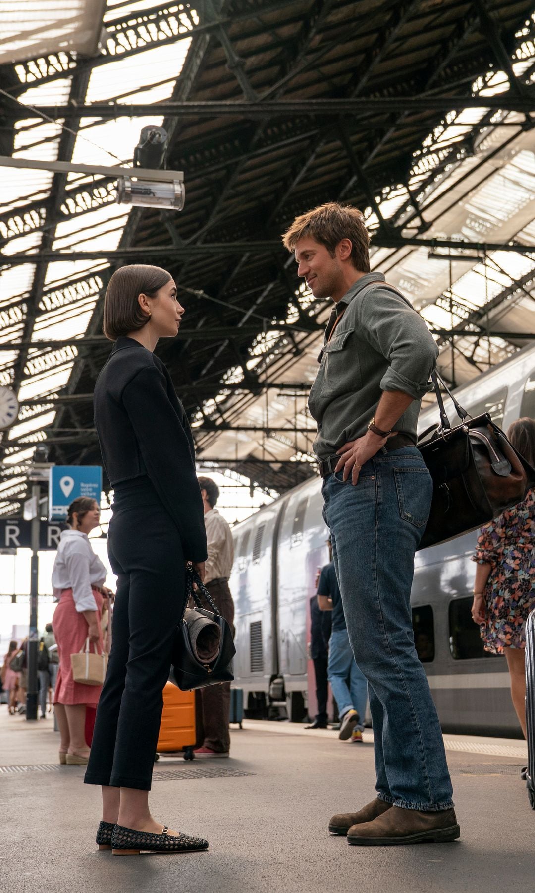 Lily Collins como Emily y Lucas Bravo como Gabriel en Emily en París