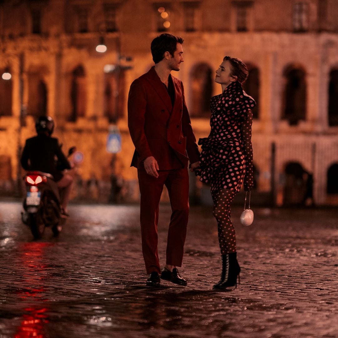 Piazza di Spagna, Roma, Lily Collins como Emily, Eugenio Franceschini como Marcello en Emily en París, Roma, Coliseo