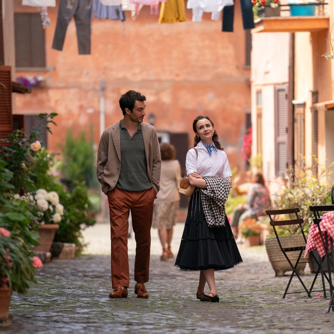 Piazza di Spagna, Roma, Lily Collins como Emily, Eugenio Franceschini como Marcello en Emily en París, Roma.