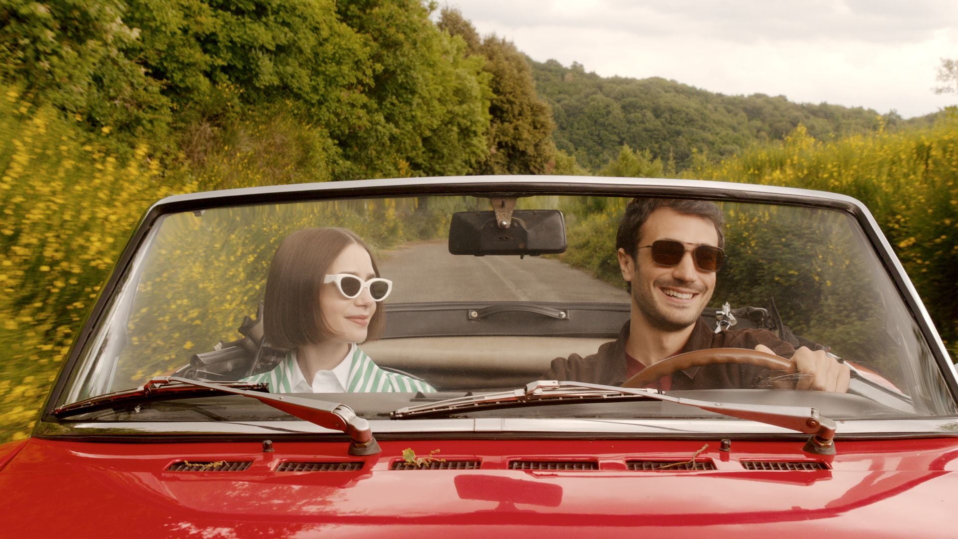 Lily Collins como Emily y Eugenio Franceschini como Marcello en Emily en París.