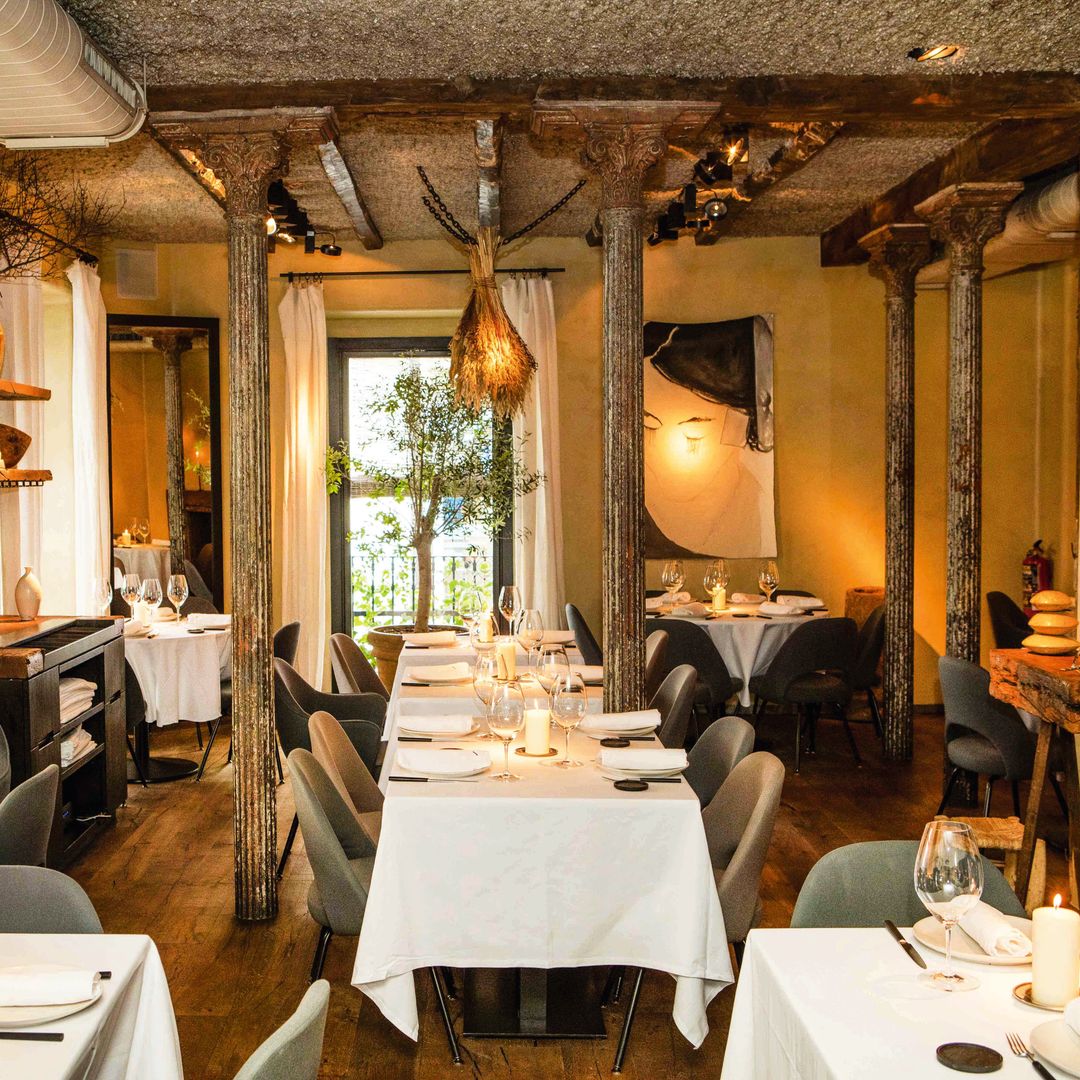 Sala del restaurante Charrúa de Madrid, con un interior rústico chic