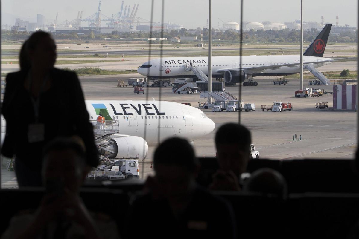 El Prat de Llobregat 26/09/2025 Aviones en el aeropuerto de Barcelona El Prat vistos desde la terminal 1 Nivel Vueling Iberia Air Canada Air China Fotografía de Ferran Nadeu