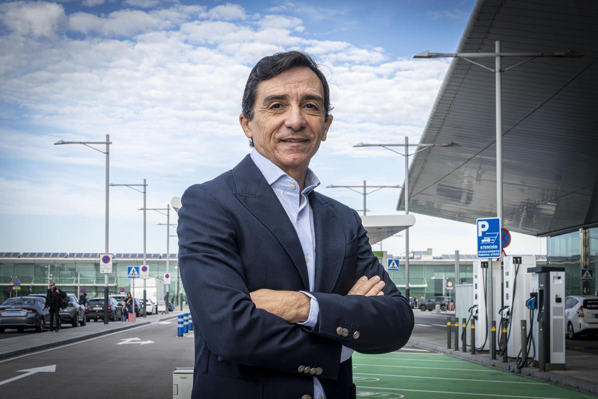 El director general de la aerolínea Level, Rafael Jiménez Hoyos, en el exterior de la T1 del aeropuerto de Barcelona-El Prat.