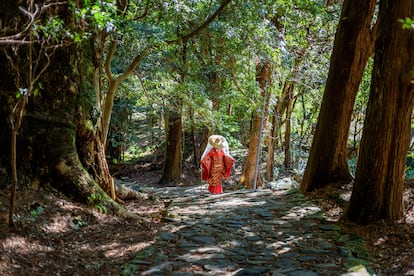 Una peregrina con el traje del periodo Heian haciendo el camino de Kumano.