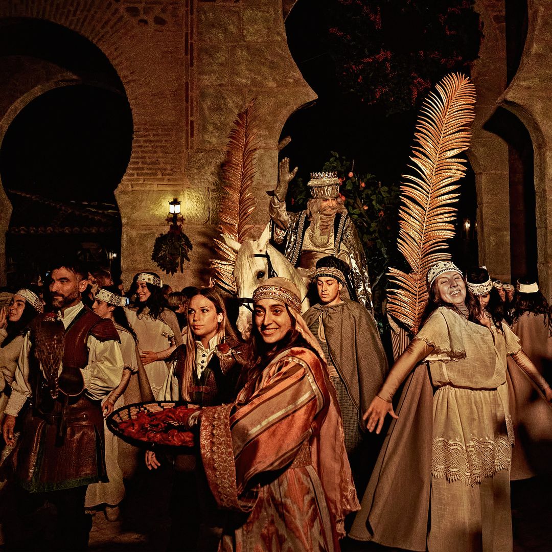 Desfile y procesión real de los Reyes Magos en el parque Puy du Fou en Navidad, Toledo