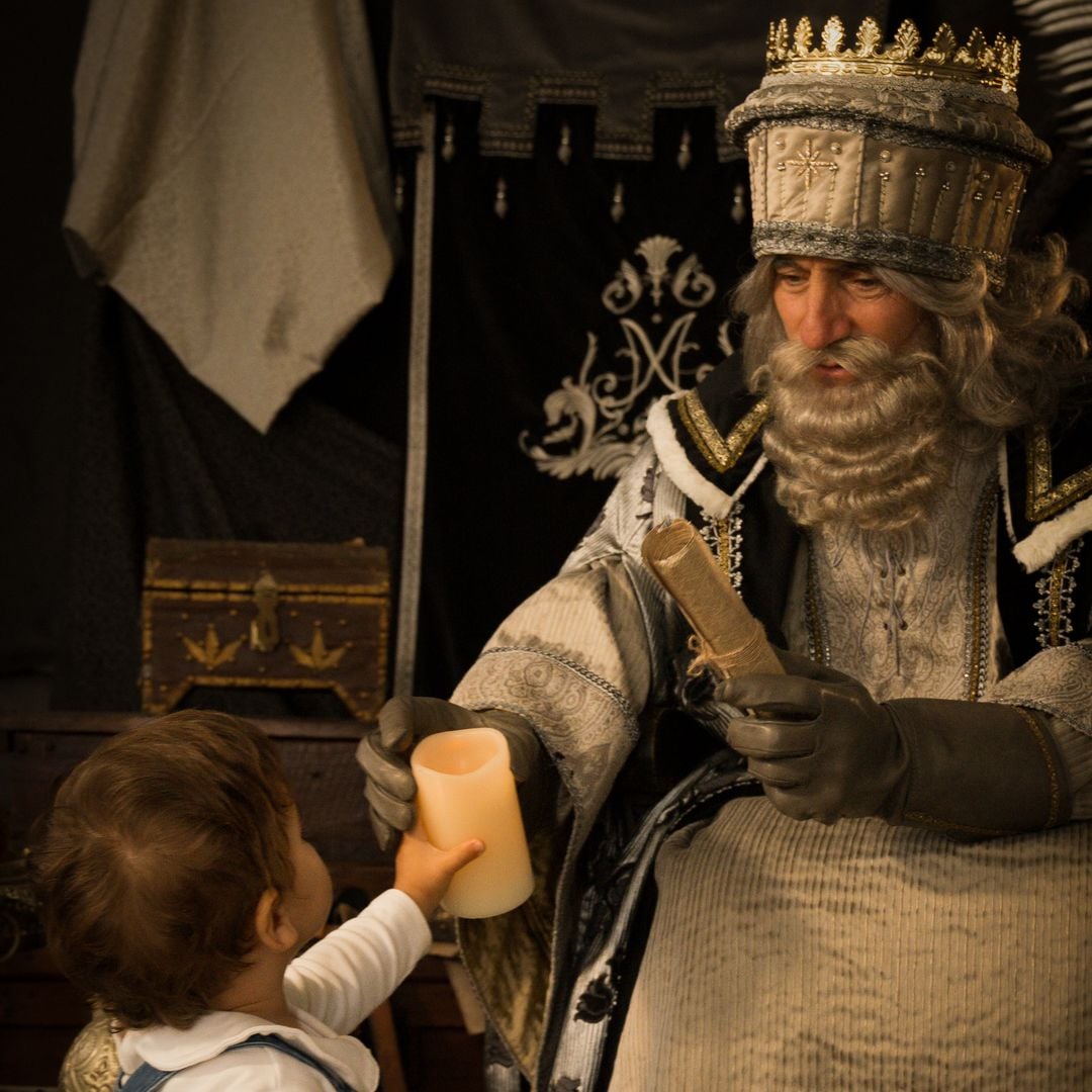 El Rey Melchor durante su parada en el parque Puy du Fou en Navidad, Toledo