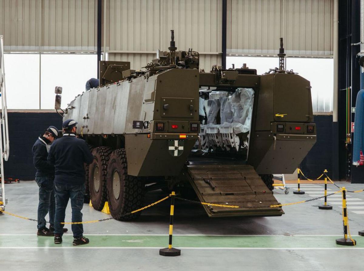 Salida del carro de combate 8x8 desde la fábrica de Santa Bárbara en Trubia. |