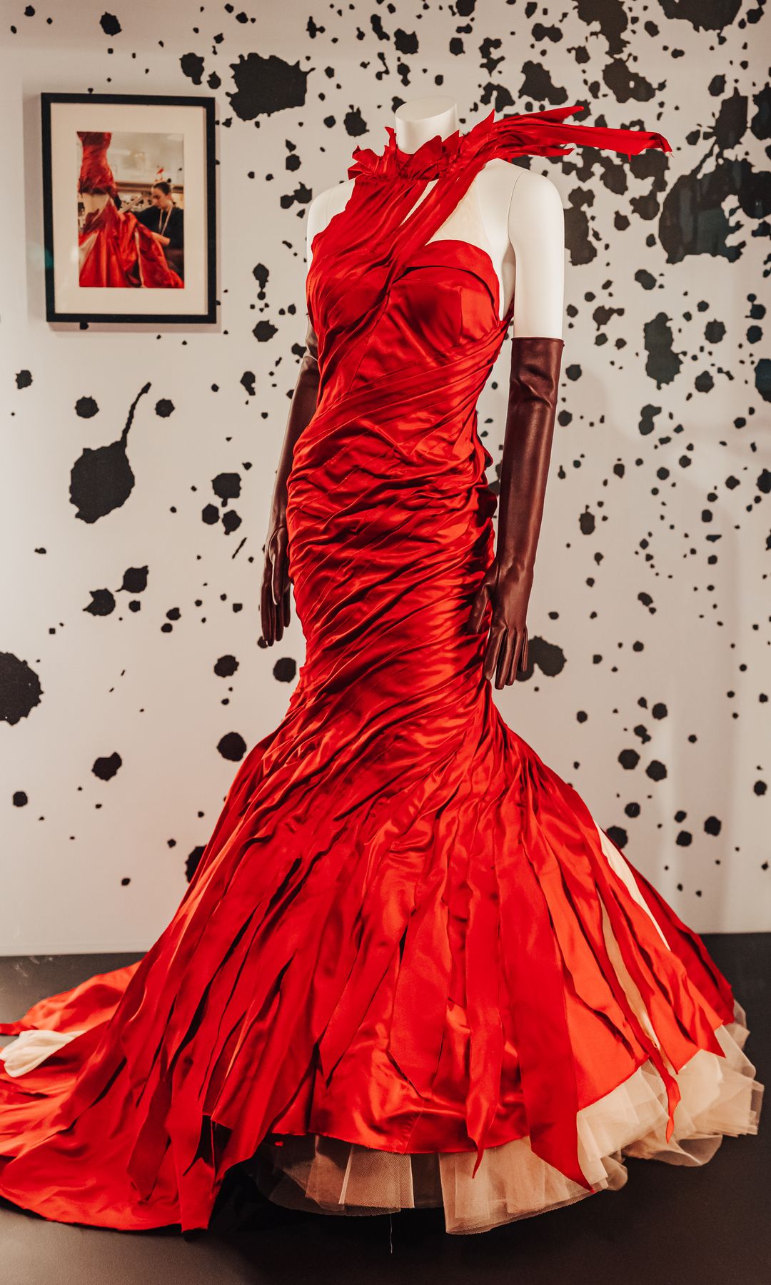 Modelo vestida por la actriz Emma Stone en la película live-action Cruella (2021), expuesta en la galería The Illusion of Life.