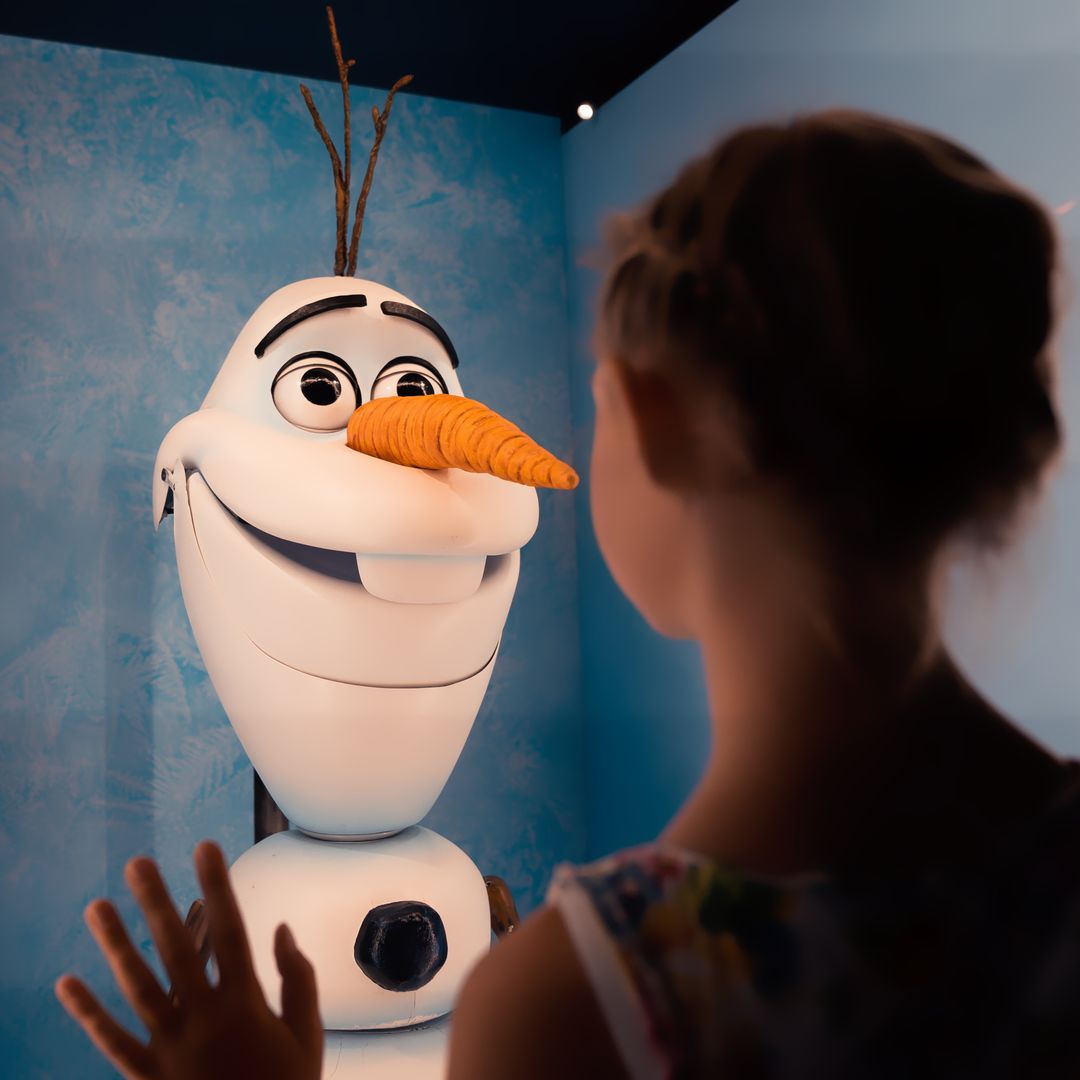 Marioneta Olaf de Frozen—Live at the Hyperion (2016-2020), en el parque Disney California Adventure®, en exhibición en la galería Illusion of Life