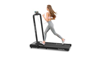 Cinta de correr en casa sobre fondo blanco.