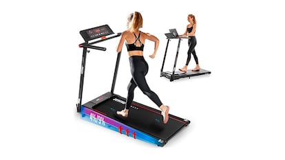 Cinta de correr en casa sobre fondo blanco.