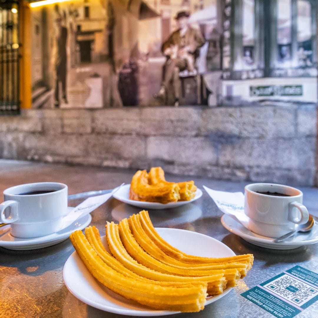 Chocolate con churros, el snack más tradicional de Madrid, en la fábrica de chocolate San Ginés