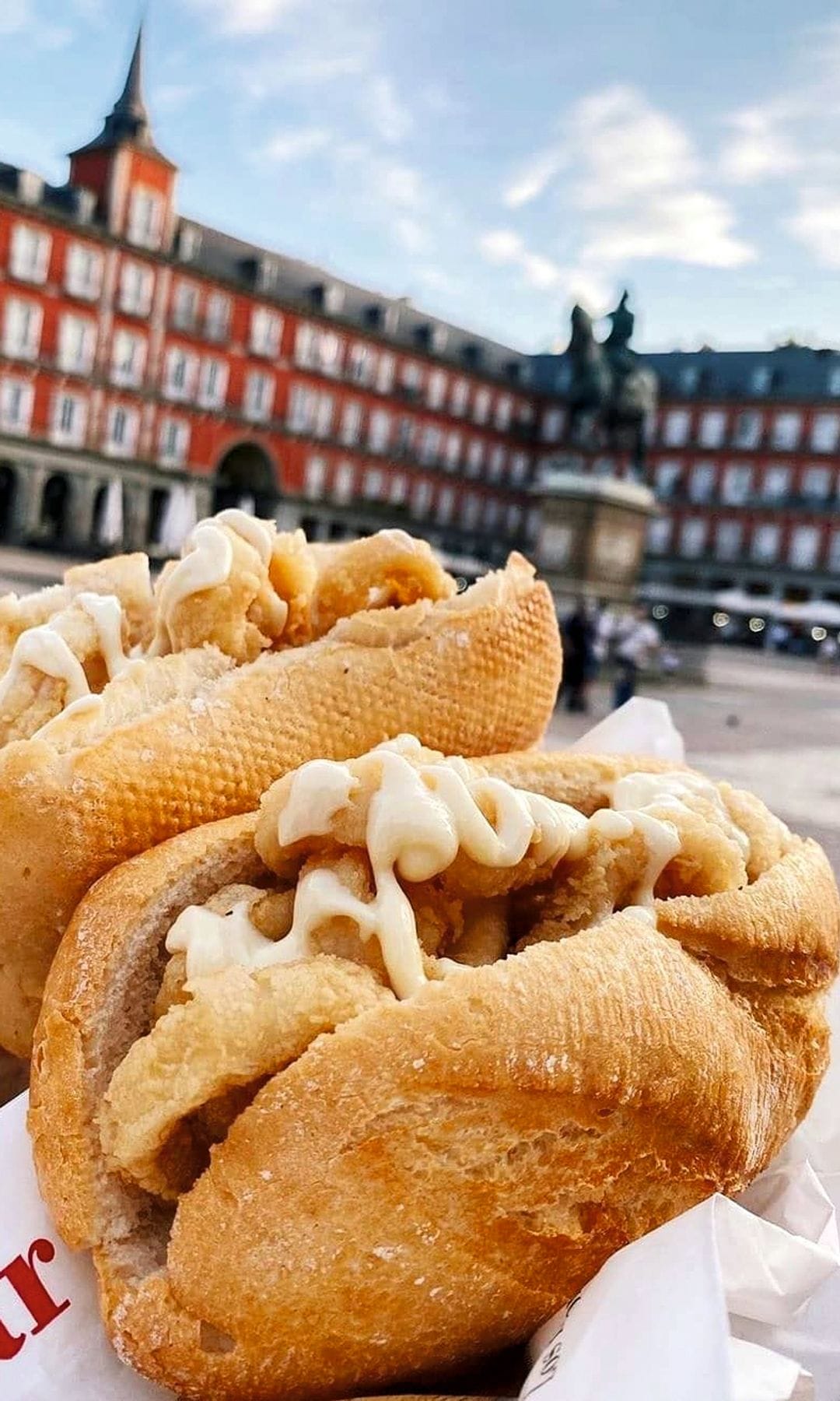 Bocadillo tradicional de calamares de La Campana en la Plaza Mayor de Madrid