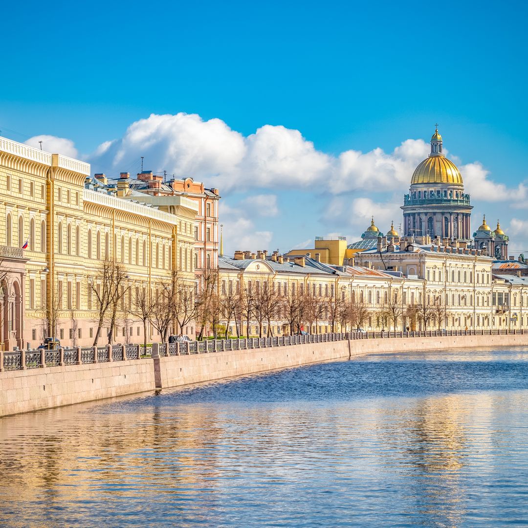 Catedral de San Isaac al otro lado del río Moyka, San Petersburgo, Rusia