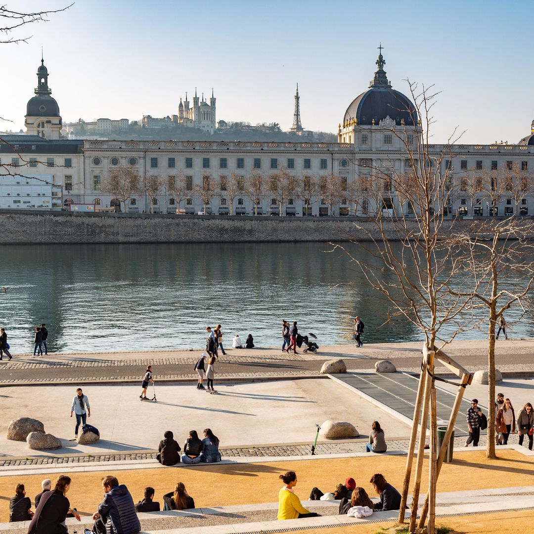 Hôtel Dieu o Pasteur desde la orilla del río.