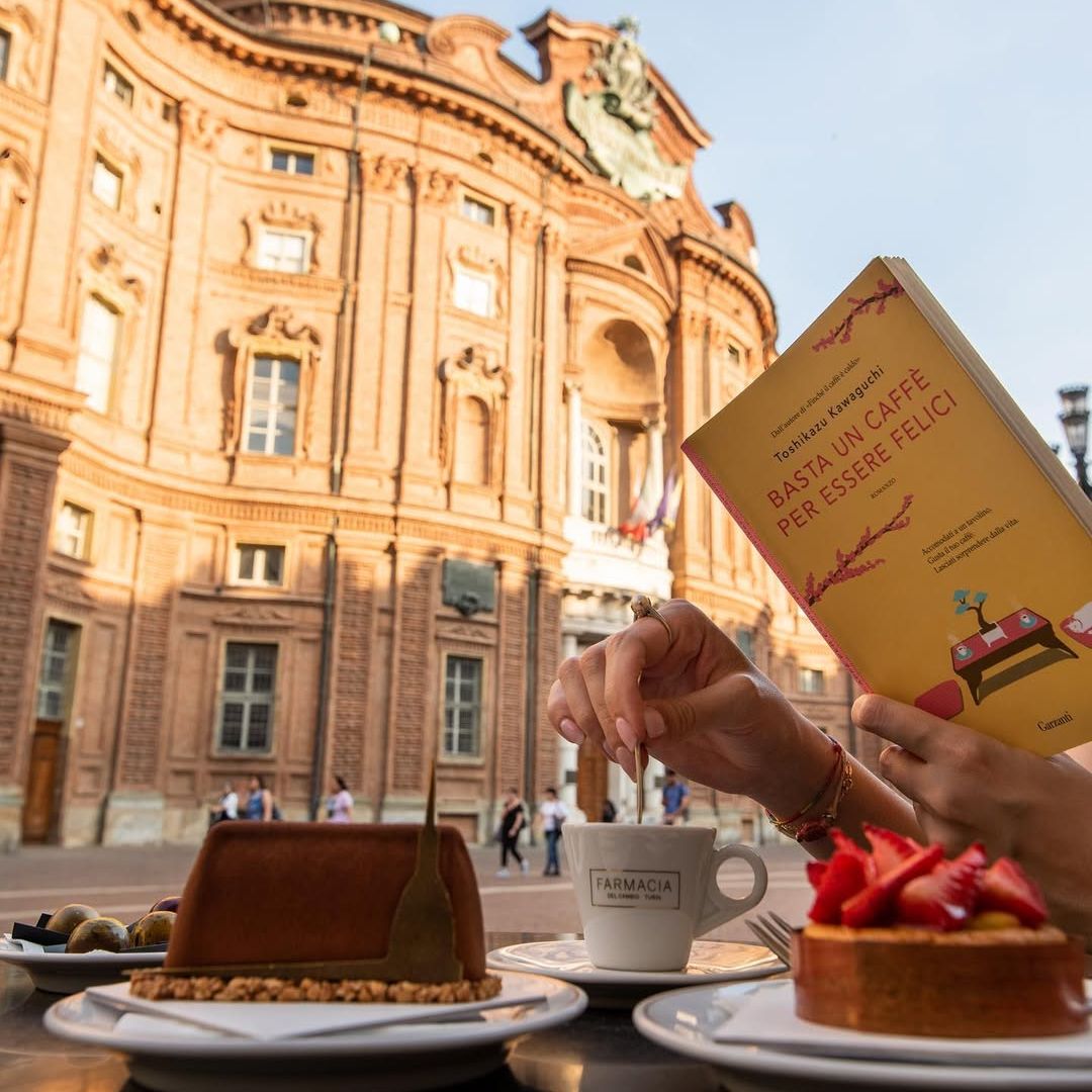 Piazza Carignano y terraza de la Farmacia del Cambio, Turín, Italia