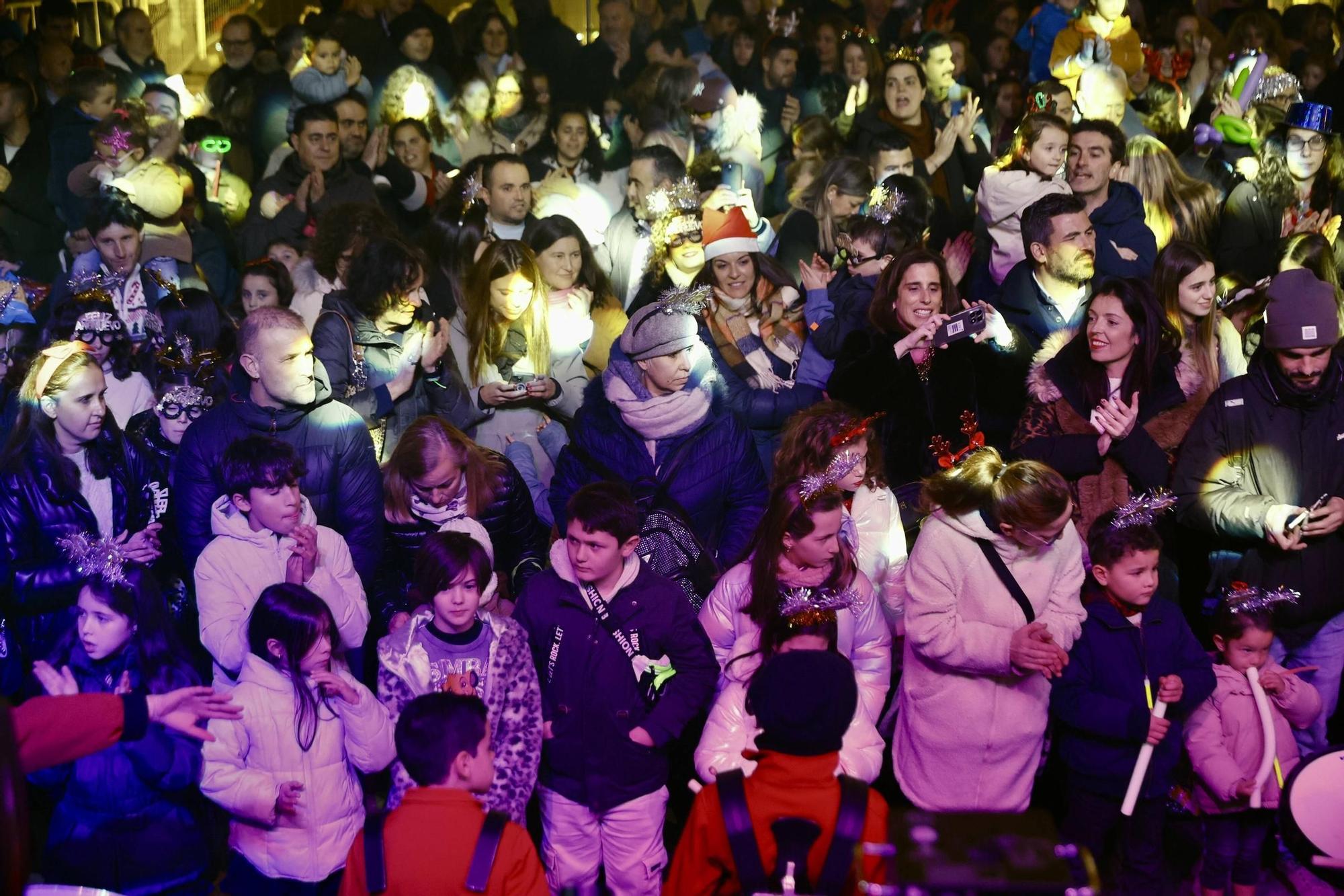 Las “pequecampanadas” llenan la Plaza Mayor de Gijón y conquistan a las familias: “Vamos a cambiar las de los mayores por las de los pequeños”