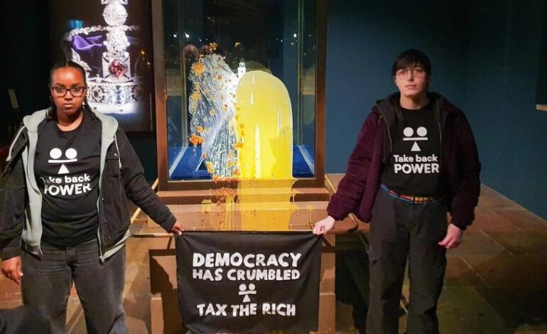 REINO UNIDO | Detenidos cuatro activistas por lanzar comida contra la vitrina de una corona real en la Torre de Londres