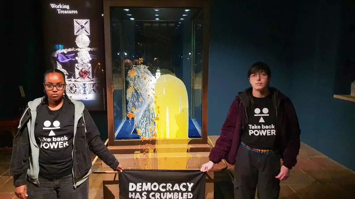 Las joyas de la corona británica en la Torre de Londres atacadas con comida