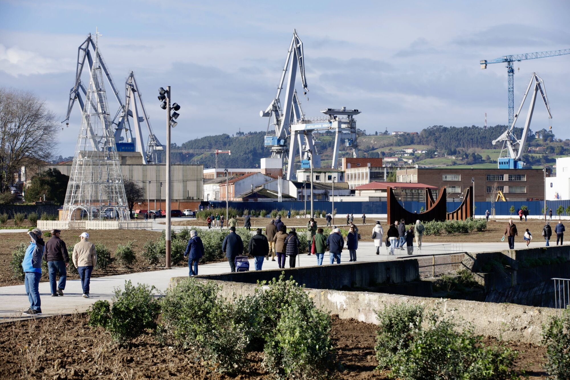 GIJÓN. La alcaldesa, Carmen Moriyón, y el concejal de Infraestructura Urbana y Rural, Gilberto Villoria, visitan el paseo Naval Azul.