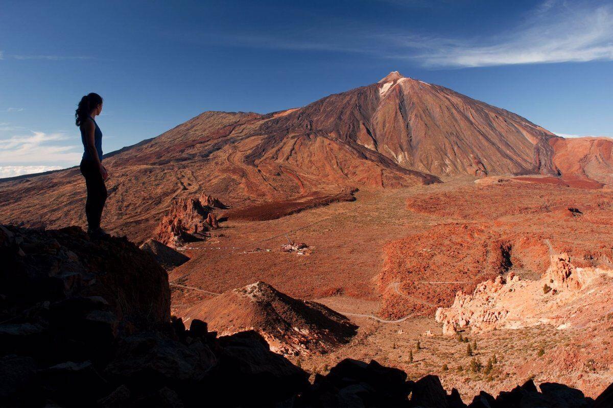 Un turista en la isla de Tenerife con el majestuoso pico del Teide al fondo. lp/dlp 17/02/2017 Brandcenter Turismo Islas Canarias / MOOD Naturaleza / Cuatro joyas de la naturaleza canaria y universal Desde los frondosos bosques de Garajonay y la Caldera de Taburiente hasta el sutil florecimiento de los líquenes que comienzan a colonizar la desnuda tierra volcánica del Teide o Timanfaya: cuatro parques nacionales de relevancia planetaria muestran la enorme belleza y variedad ecológica de Canarias ESPAÑA EUROPA CANARIAS ECONOMÍA DADA POR PROMOTOR