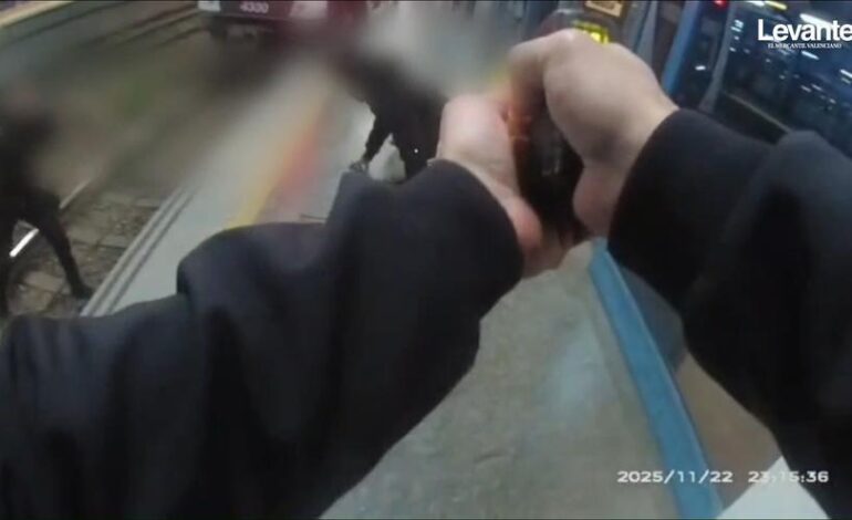 La Policía Local detiene a un hombre que amenazaba con un cuchillo a los pasajeros de una estación de Valencia