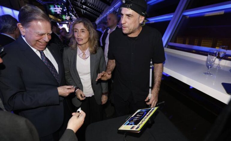 VÍDEO: Luz y color de la mano del artista "lightpainter" asturiano Frodo Álvarez en el acto "Asturias Capital" organizado por LA NUEVA ESPAÑA