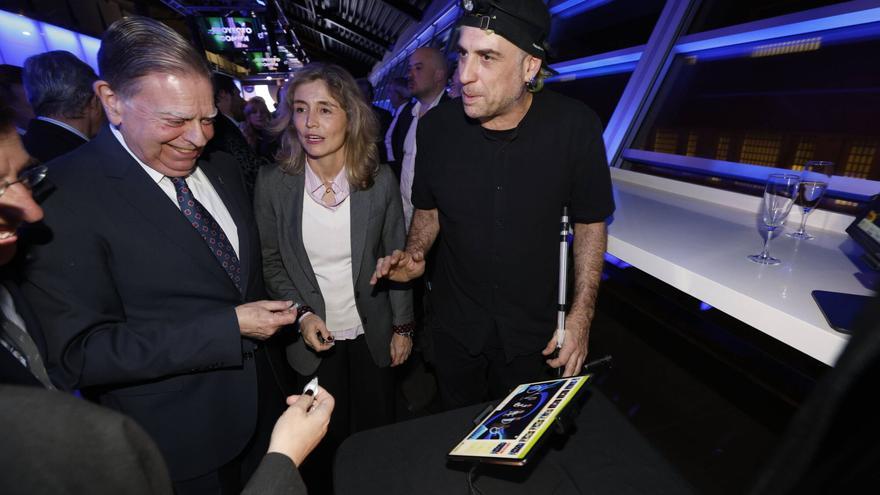 VÍDEO: Luz y color de la mano del artista "lightpainter" asturiano Frodo Álvarez en el acto "Asturias Capital" organizado por LA NUEVA ESPAÑA