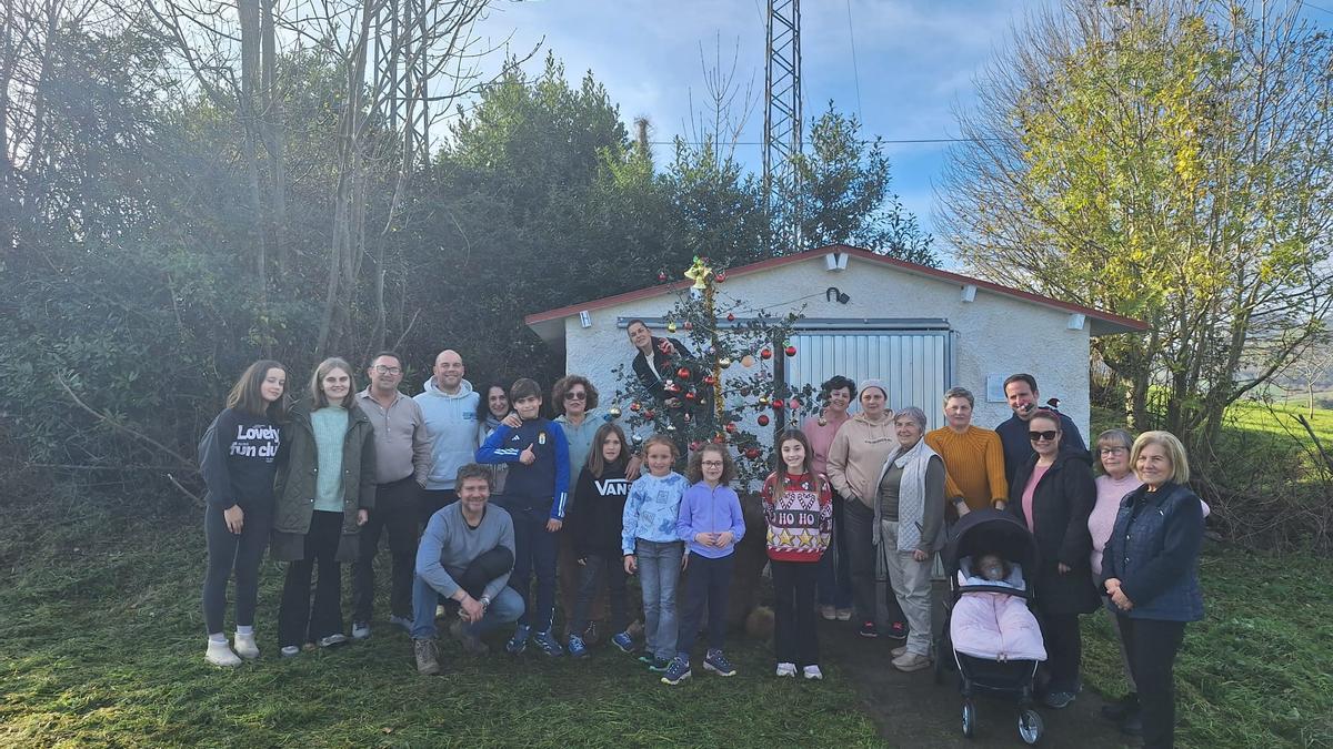 La Asociación de Vecinos de Güexes pone su primer belén en la Iglesia de Nevares
