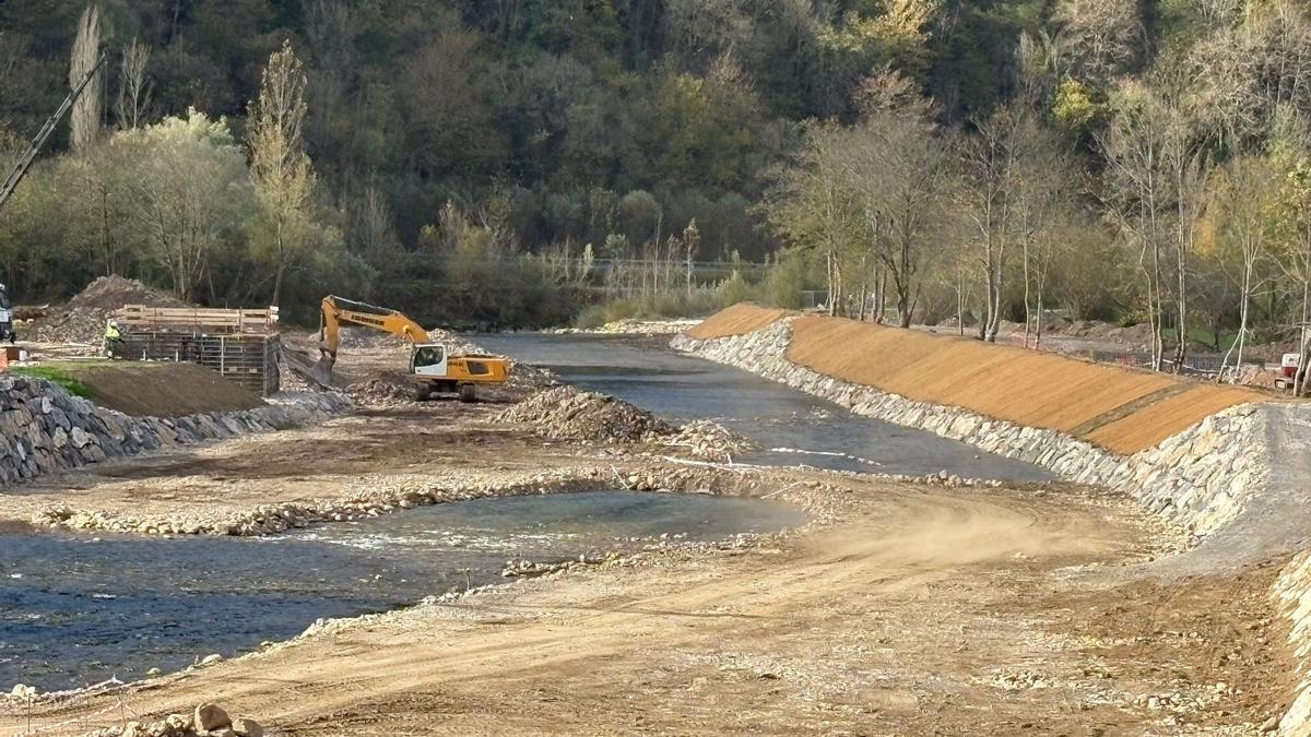 LA CHALANA | Laviana pide mejoras en las obras del Nalón en La Chalana, que acabarán en mayo