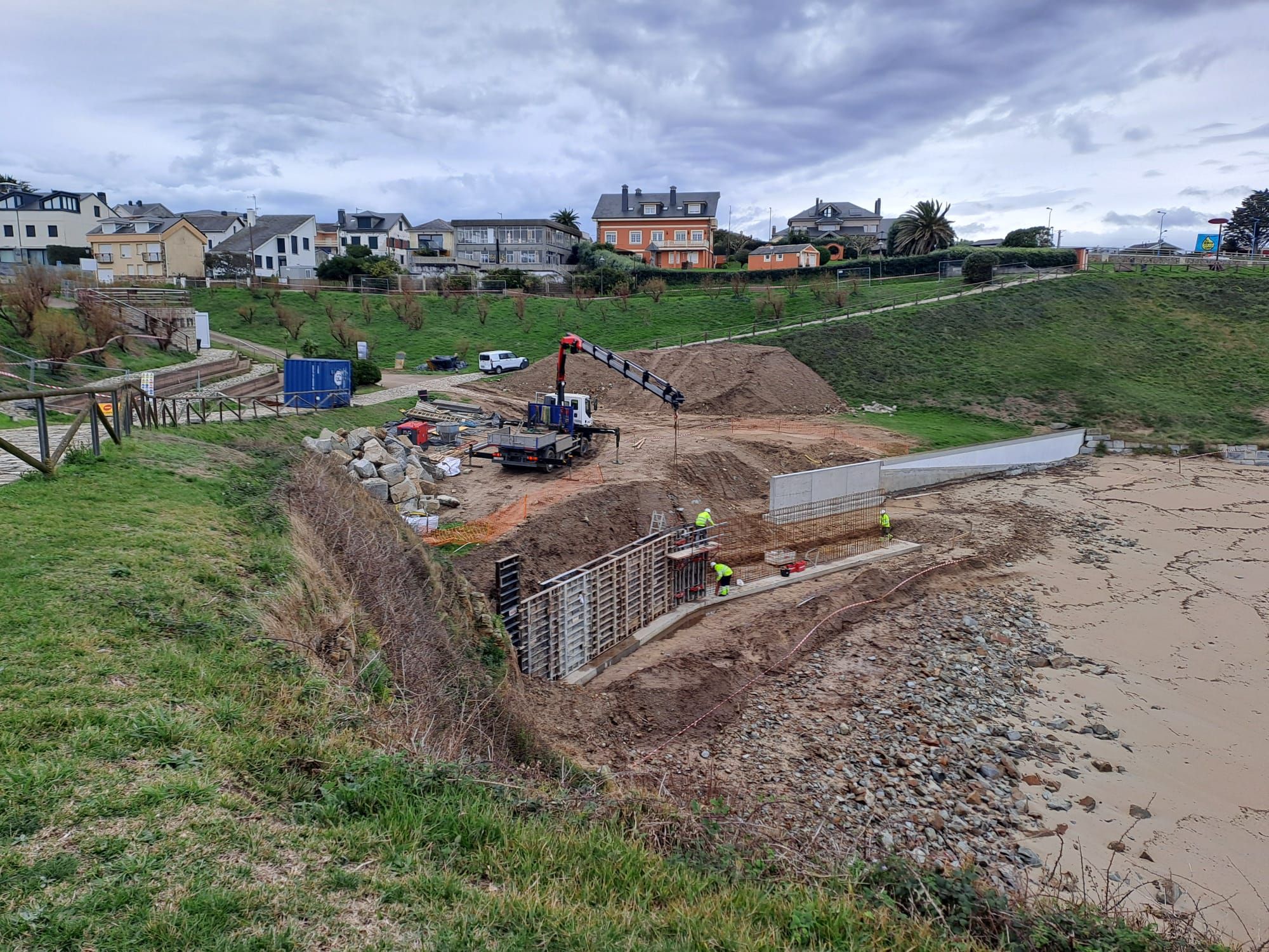 En imágenes: avanzan las obras de remodelación de los accesos a la playa de Tapia