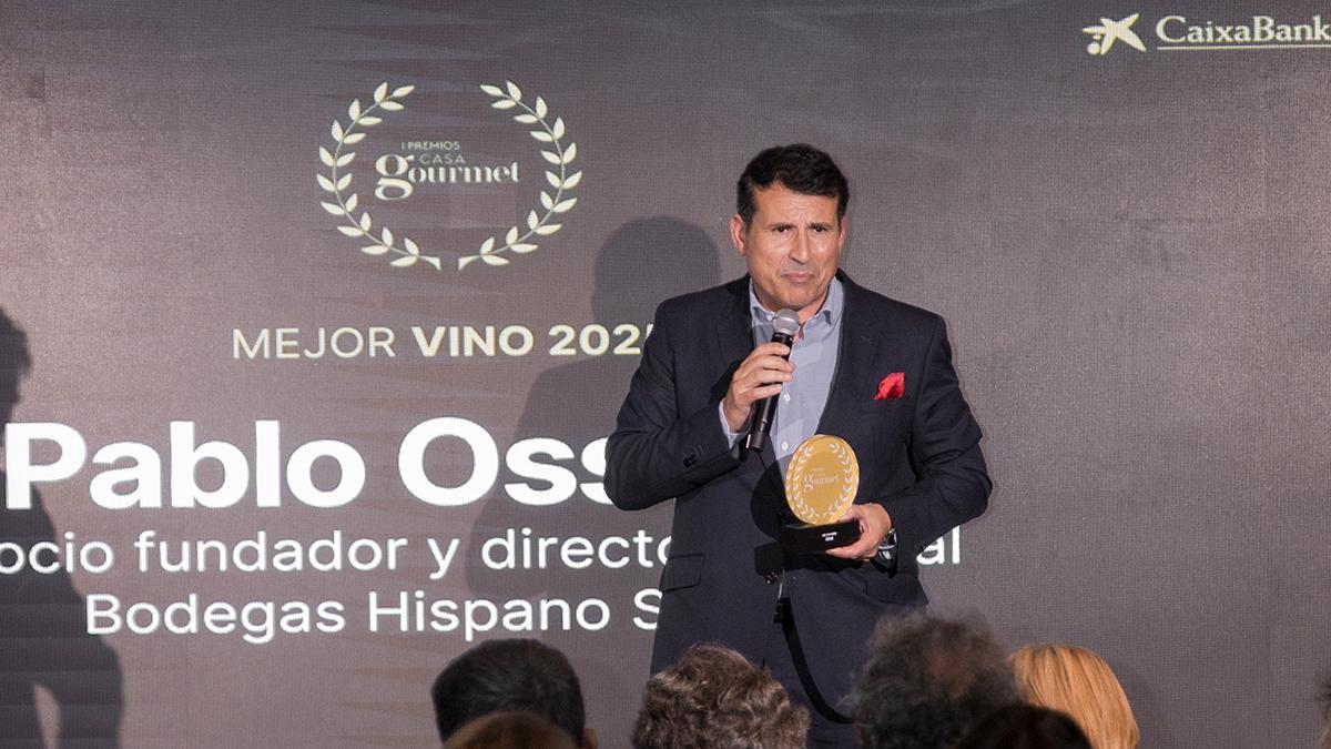 Pablo Ossorio, enólogo y socio fundador de Bodegas Hispano+Suizas, recoge el premio al Mejor Vino 2025 para Bassus.