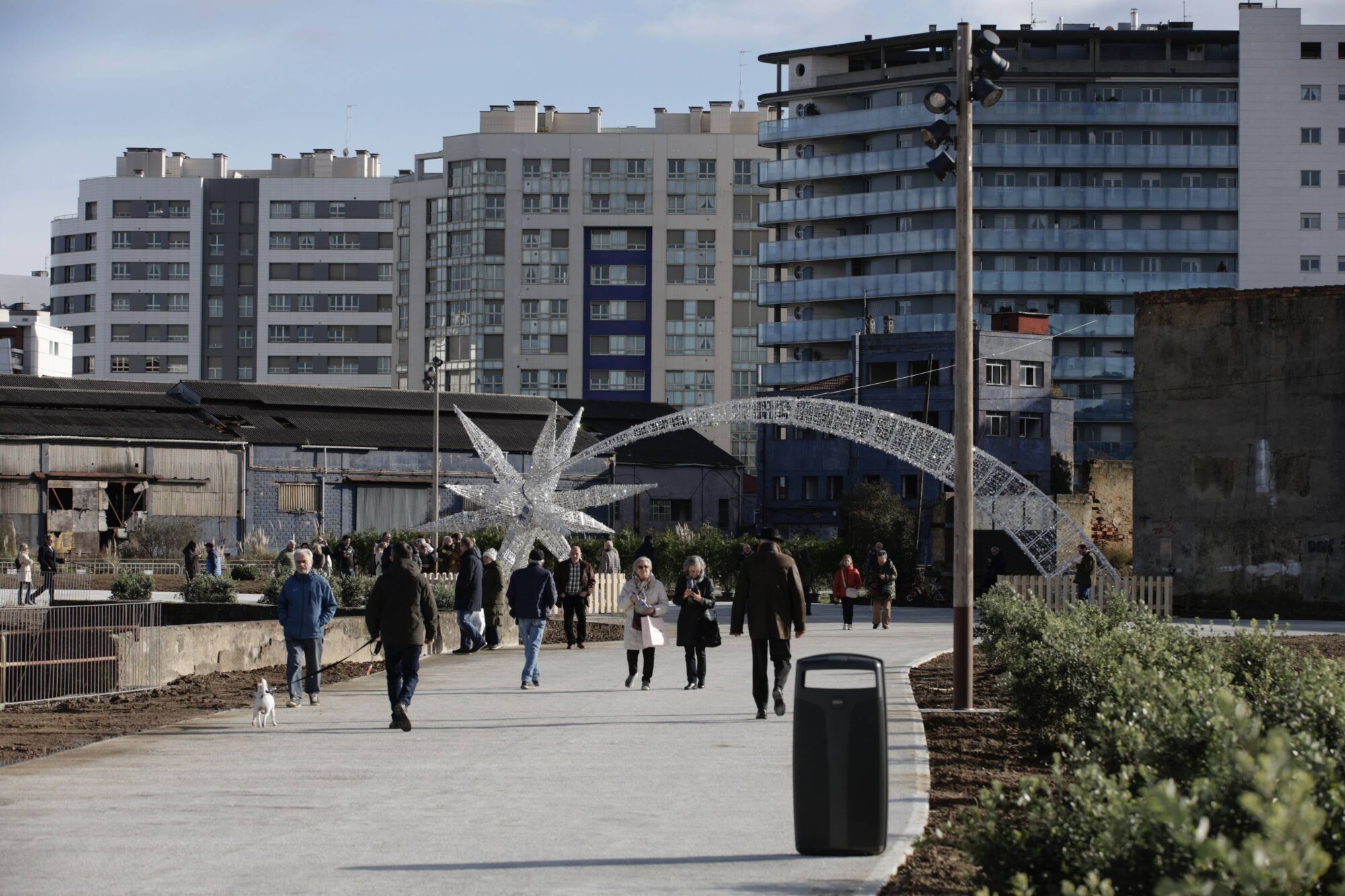 GIJÓN. La alcaldesa, Carmen Moriyón, y el concejal de Infraestructura Urbana y Rural, Gilberto Villoria, visitan el paseo Naval Azul.