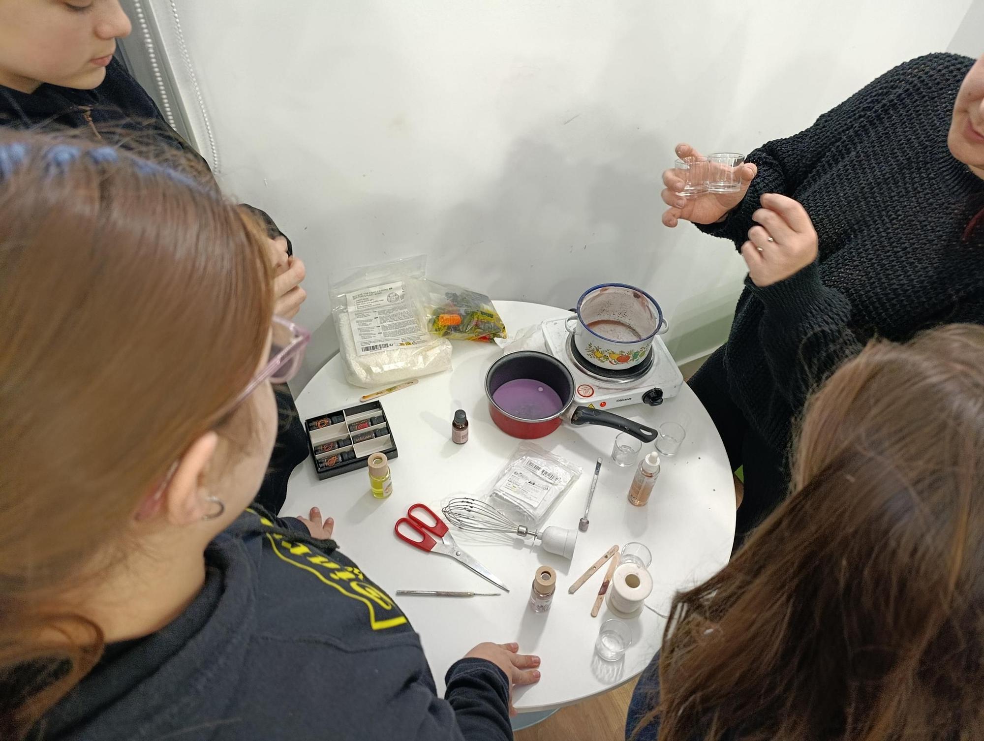 Velas aromáticas y adornos de resina en Soto de Llanera para Navidad