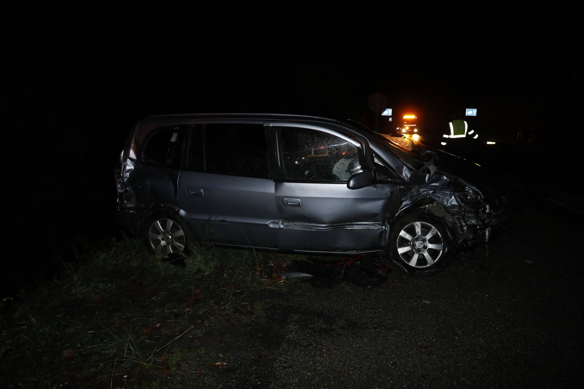 EN FOTOS: Angustioso rescate en Tineo tras un accidente en el que un coche cayó al río 