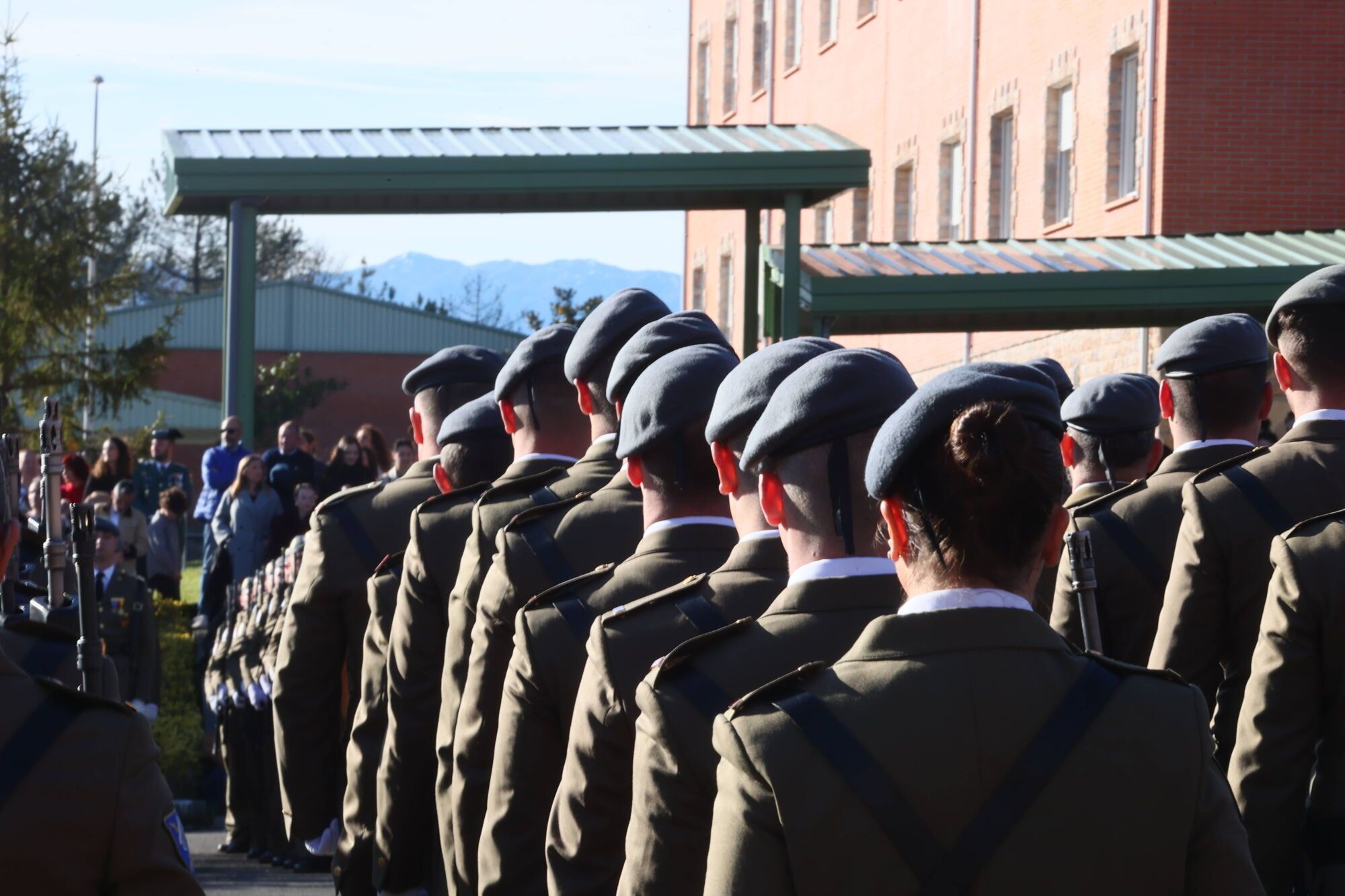 EN IMÁGENES: El acuartelamiento "Cabo Noval" se vistió esta mañana de gala para celebrar el día de la Inmaculada