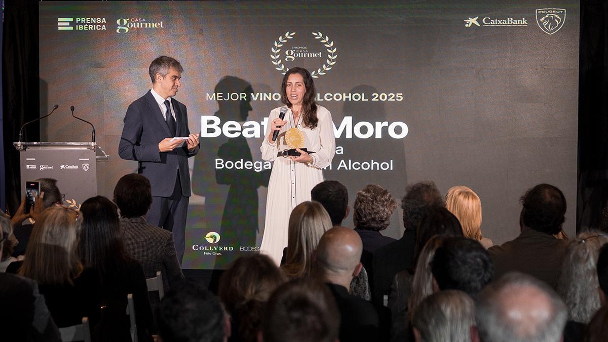 Beatriz Moro, presidenta de WIN Sin Alcohol, recoge el premio al Mejor Vino Sin Alcohol 2025.