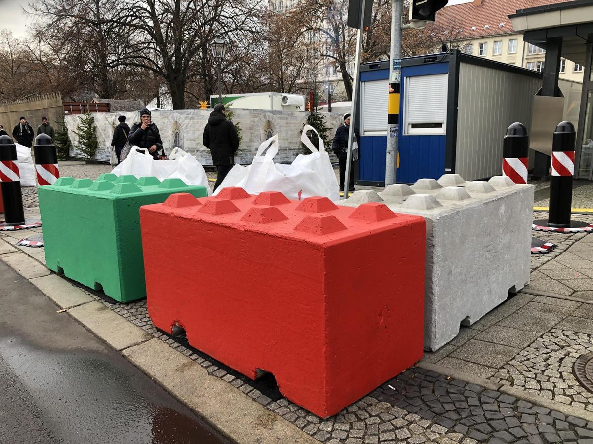 Adoquines de seguridad en la entrada del mercado.