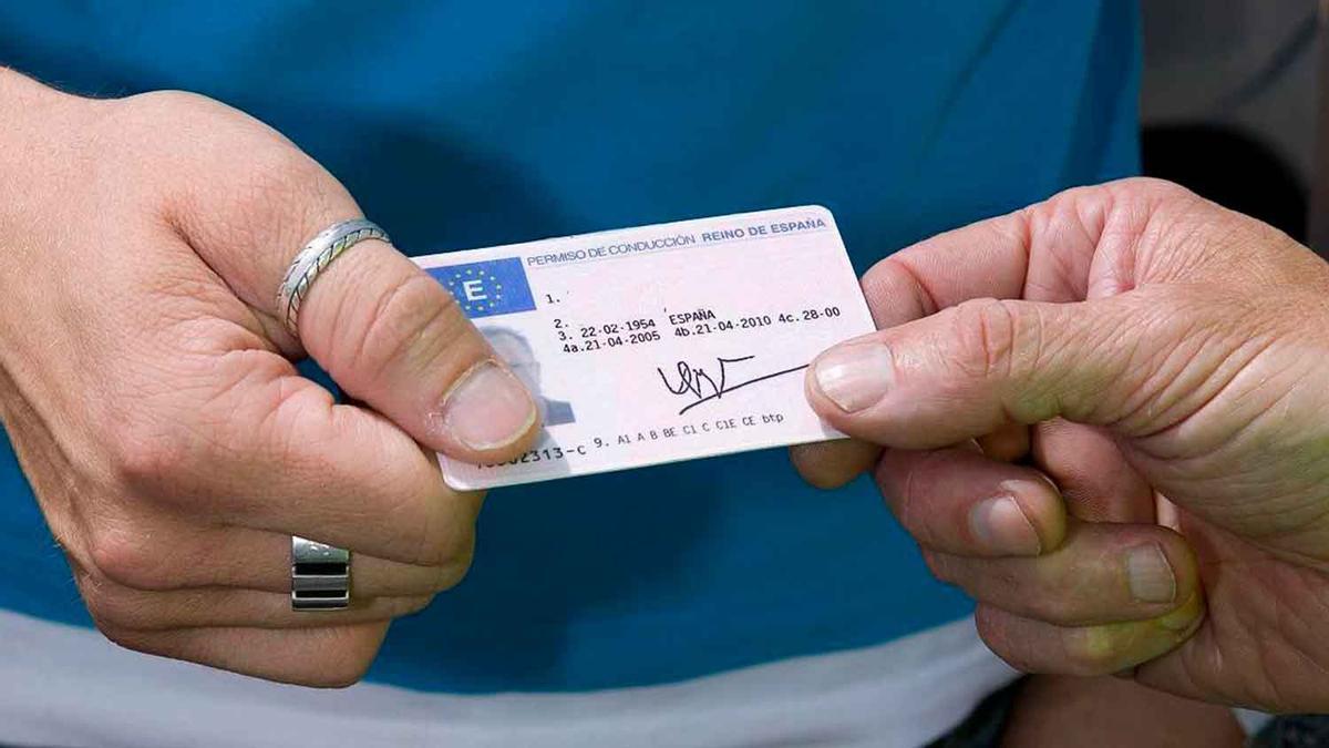 no solo la polémica baliza V-16, también hay cambios para renovar el permiso de conducir con el papel que se va a tener que presentar para renovarlo