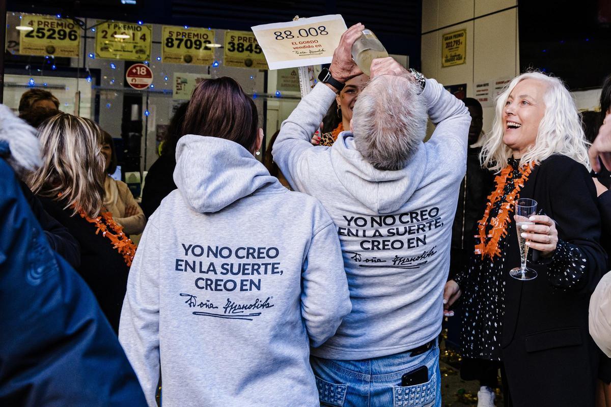 Diferentes ganadores celebran El Gordo 2023 en Doña Manolita.