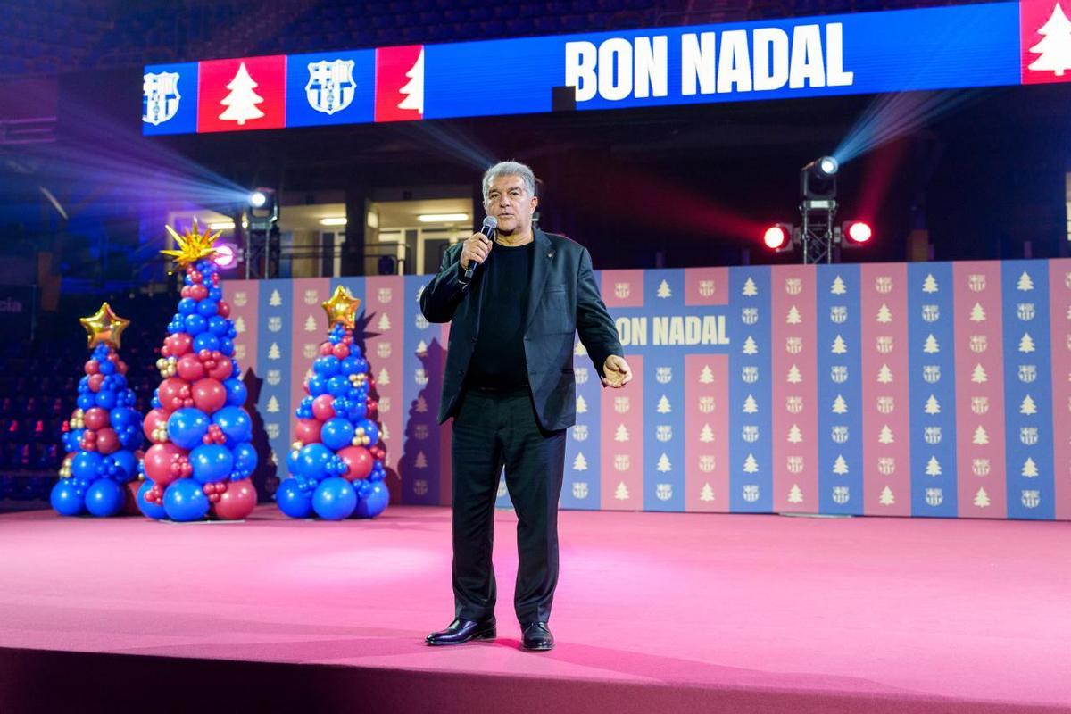 Joan Laporta se dirige a los empleados del Barça en la cena de Navidad celebrada en el Palau Blaugrana.